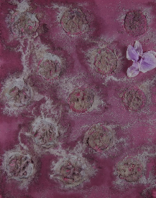 Orchidee, 2018, Acryl+Wandfarbe+Fliederbeersaft+Waschpulver+StoffstreifenSeide+getrocknete Blüte auf Leinwand
